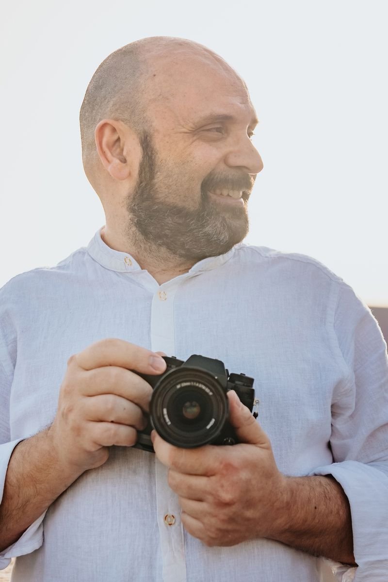 Michele Manisi con la sua fotocamera